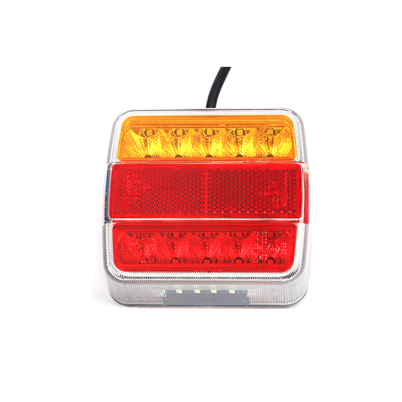 ¿Cómo garantiza el estándar de brillo de Trailer Lamp la seguridad al conducir de noche?